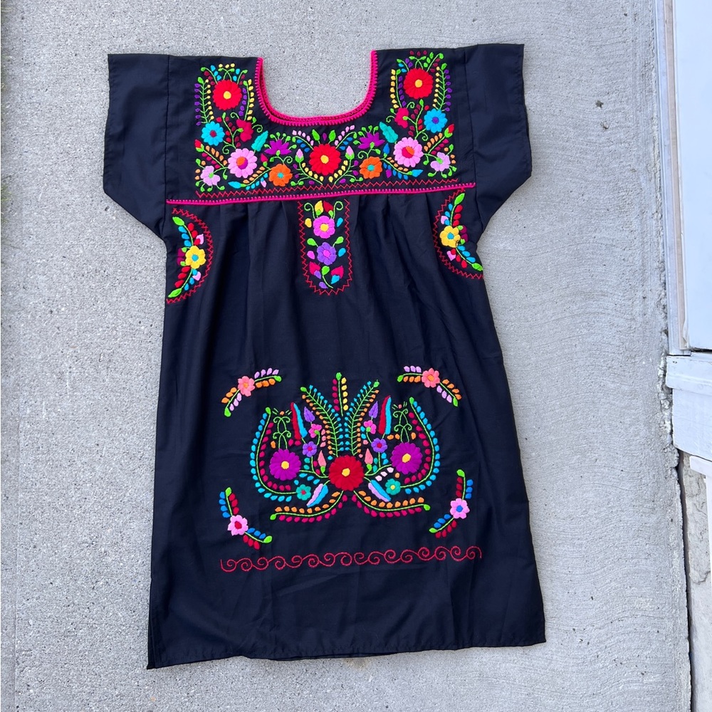 🌸 2 x $79 🌸  Hand embroidered Mexican dress - Picture 4 of 9